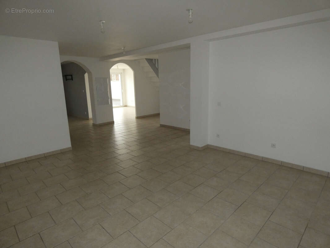 Maison à LAROCHE-SAINT-CYDROINE