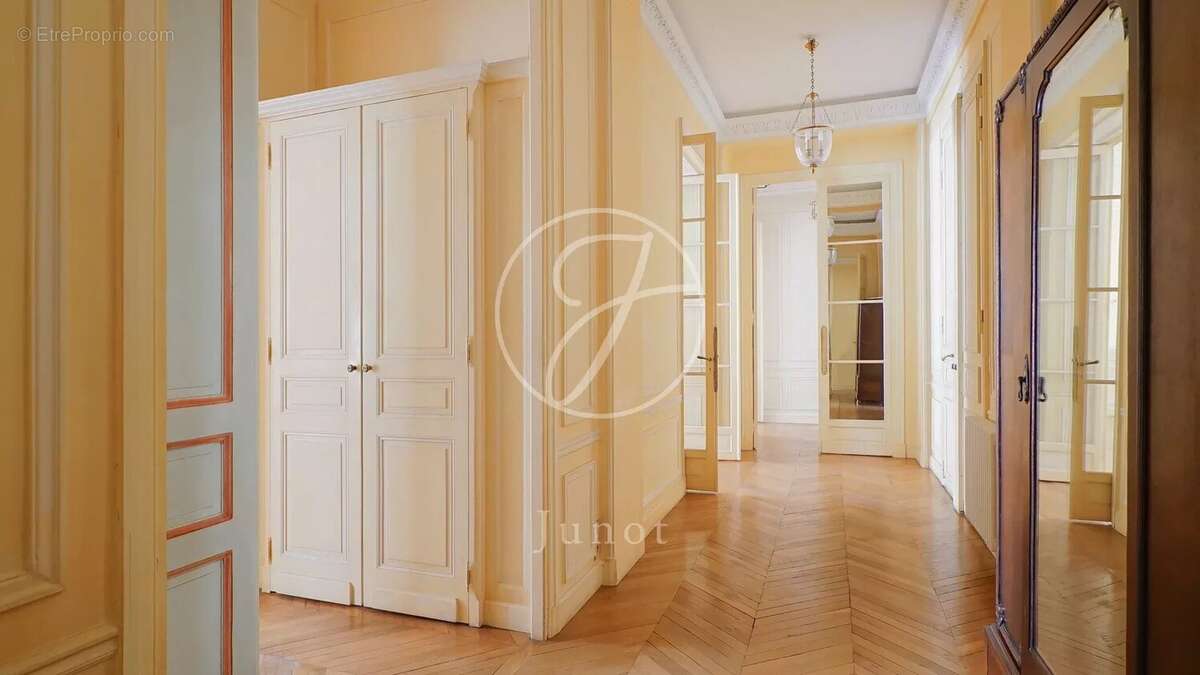 Appartement à PARIS-8E