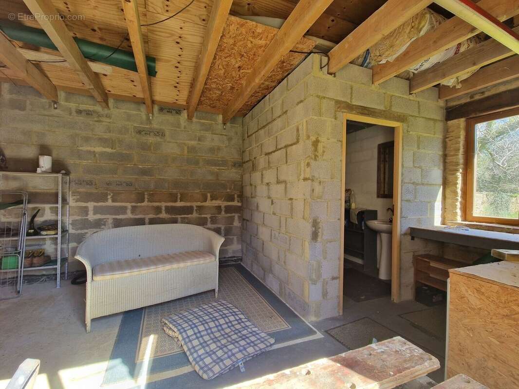 Pièce dans l'extension couverte - Maison à MEYRALS