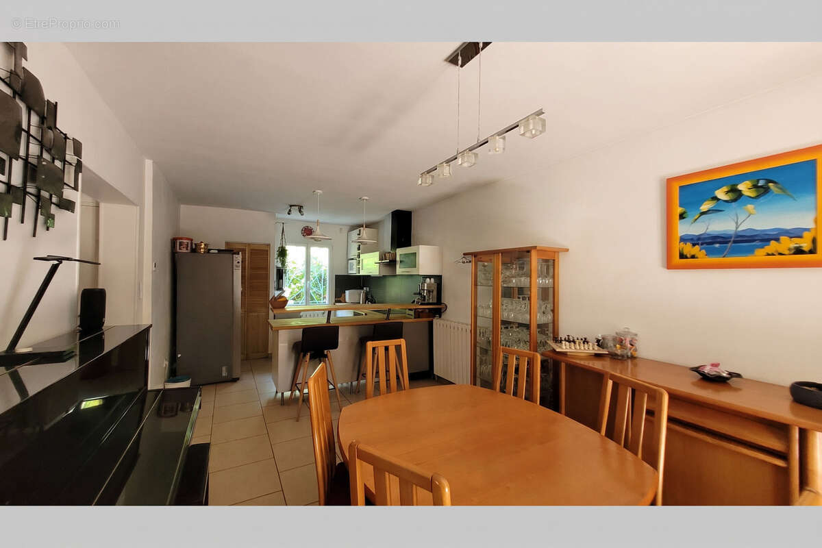Sur 1045 m2 , garage, piscine H Sol - photo 5