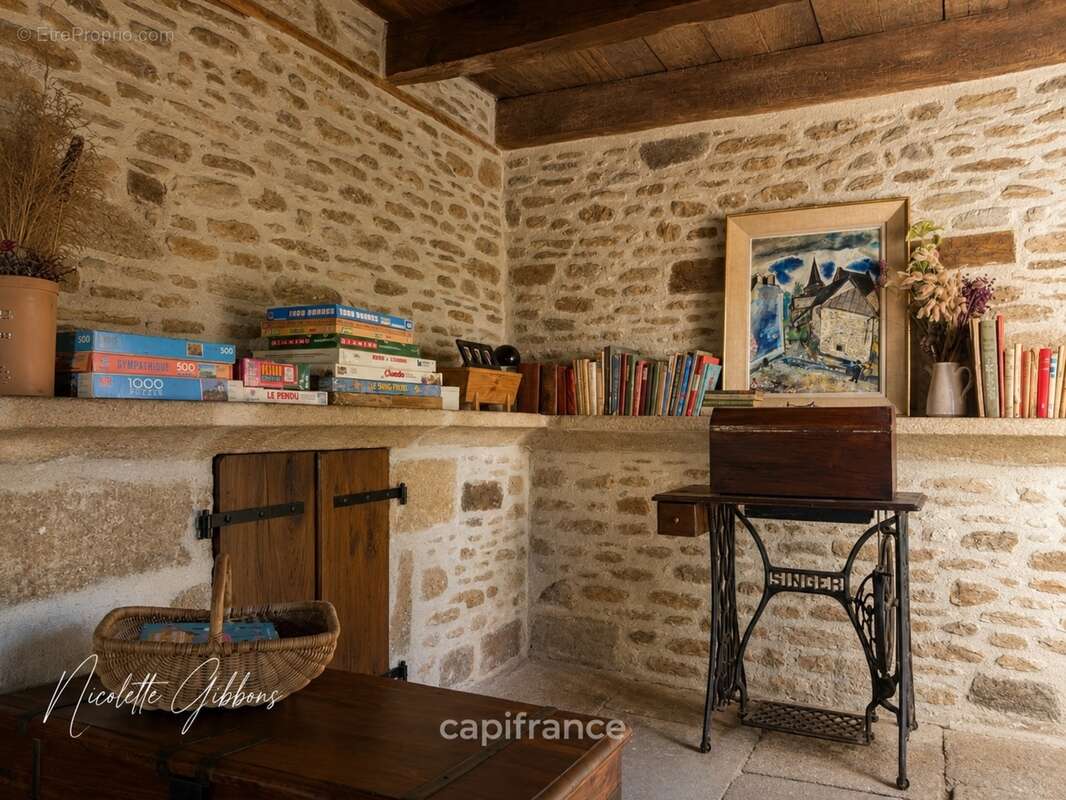 Jolie maison en pierres avec petites dépendances - photo 8
