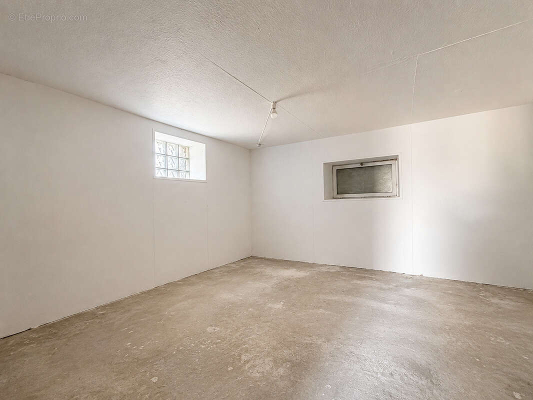 Ensemble immobilier avec dépendances sur plus de 12 000 m2 - photo 17