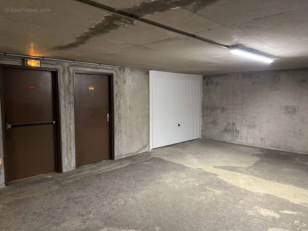 Parking à PARIS-12E