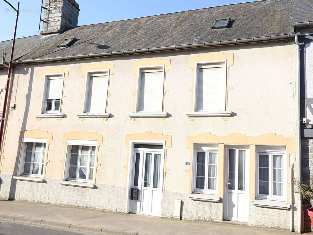 Maison à SAINT-GEORGES-DE-ROUELLEY