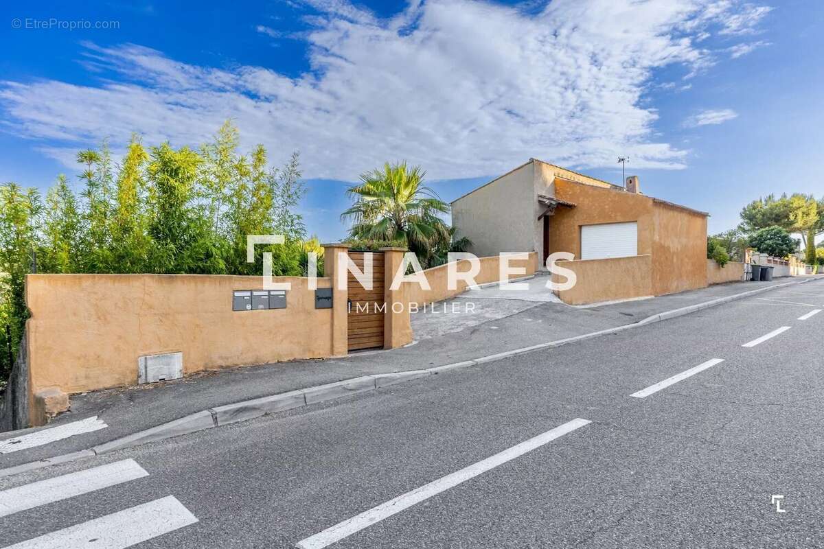 LE MAS DES COLLINES - Maison 242m2 (160 m² + 1800€/mois revenus locatifs 2 T2 indépendants ) - Piscine -Terrasses - Garage - 134 - photo 12