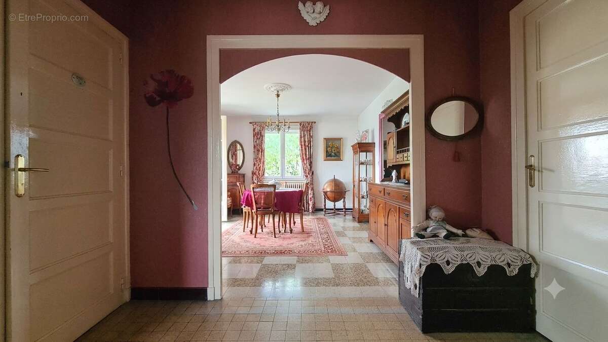 Maison familiale avec beau potentiel – 108 m² habitables – 4 à 5 chambres possibles – Garage – Terrain clos de 396 m² - photo 11