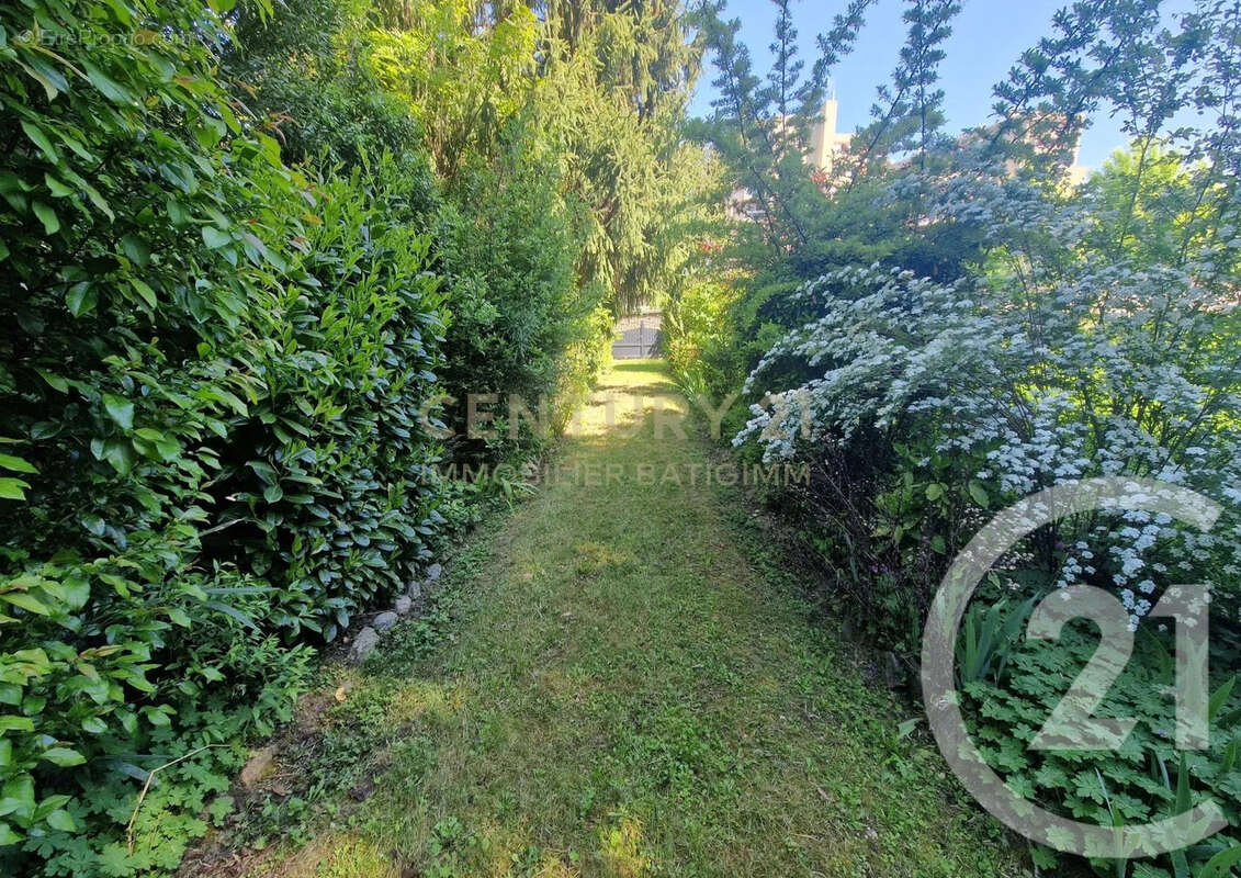 Terrain à BOURGOIN-JALLIEU