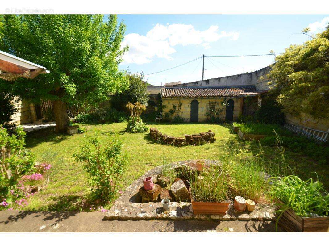 Maison à SAINT-MEDARD-DE-GUIZIERES