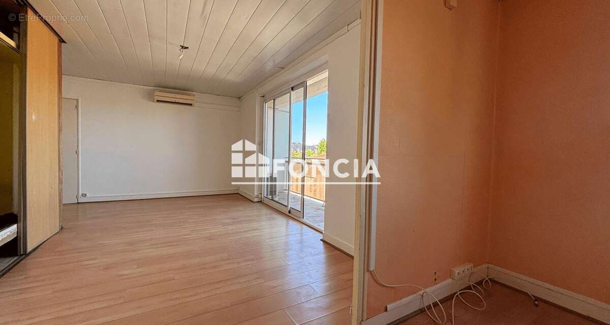 Situé au dernier étage d’une résidence sécurisée, cet appartement lumineux bénéficie d’une vue dégagée et d’un environnement agr - photo 5