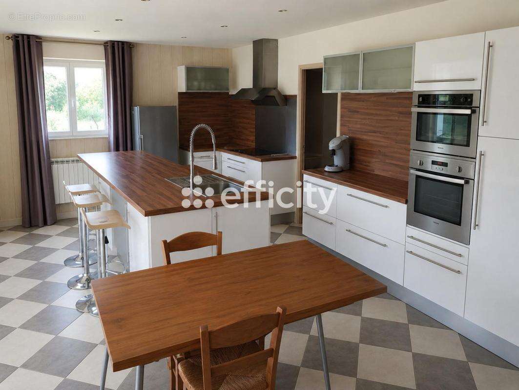 Maison 160 m² à Saint-Georges-Des-Coteaux  - photo 5
