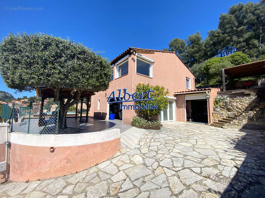Villa spacieuse à vendre à Ollioules - Calme et confort garantis ! - photo 2