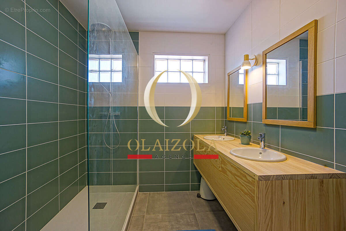 ANGLET MAIRIE - T4 traversant de 105 m² avec deux balcons, ascenseur et parking - photo 17