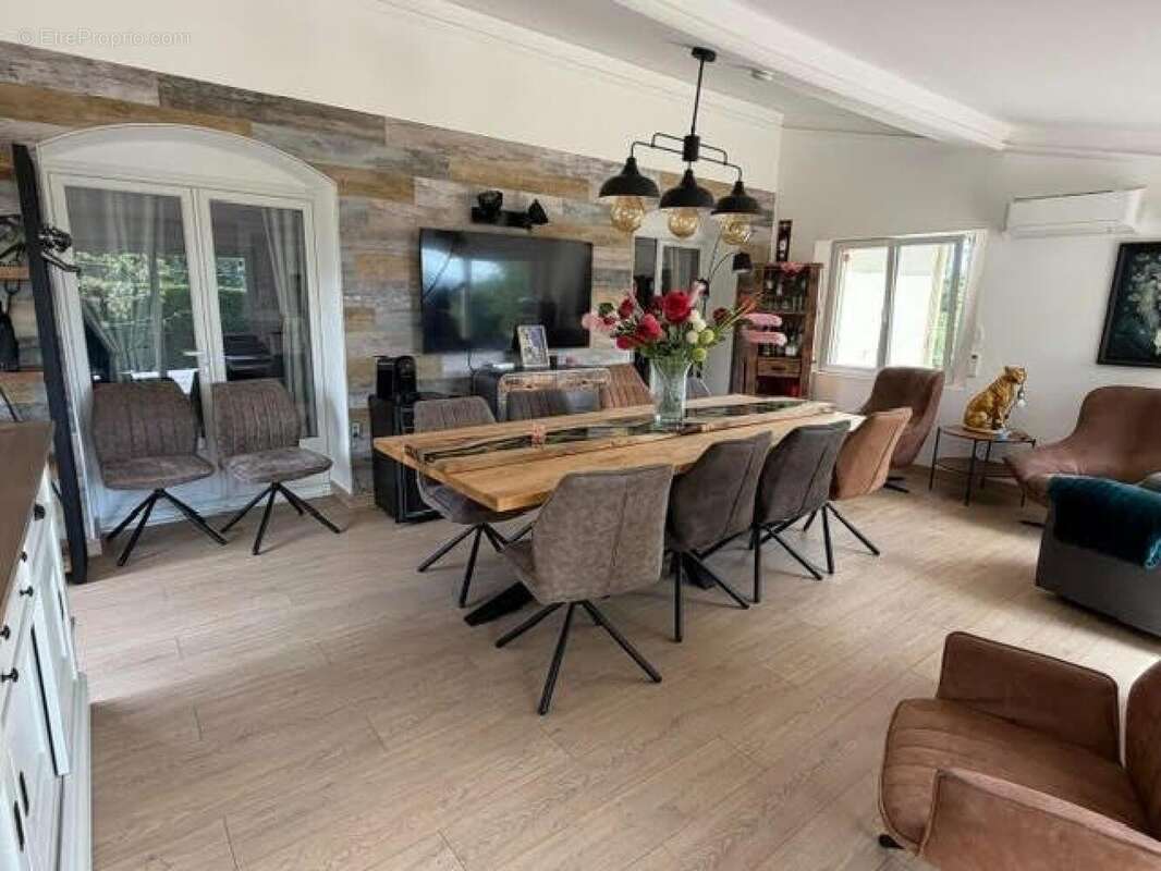 Maison 218 m² à Thevet-Saint-Julien  - photo 4