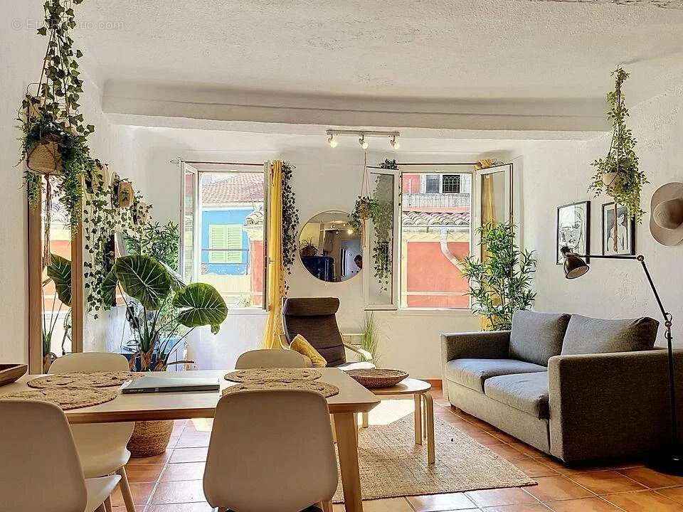 Nice – Vieux Nice – Studio 30 m² en excellent état - photo 2