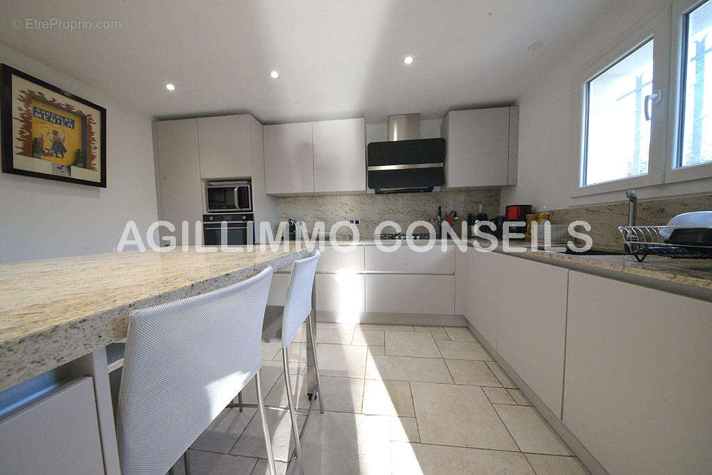 Cuisine aménagée - Maison à PUGET-SUR-ARGENS