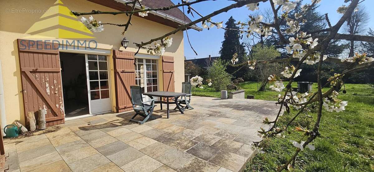 Maison à MANDRES-LES-ROSES