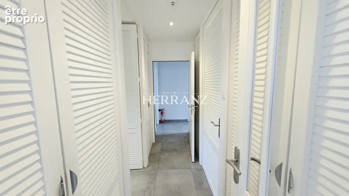 BUREAUX de 2015 -  220 m2 - photo 12