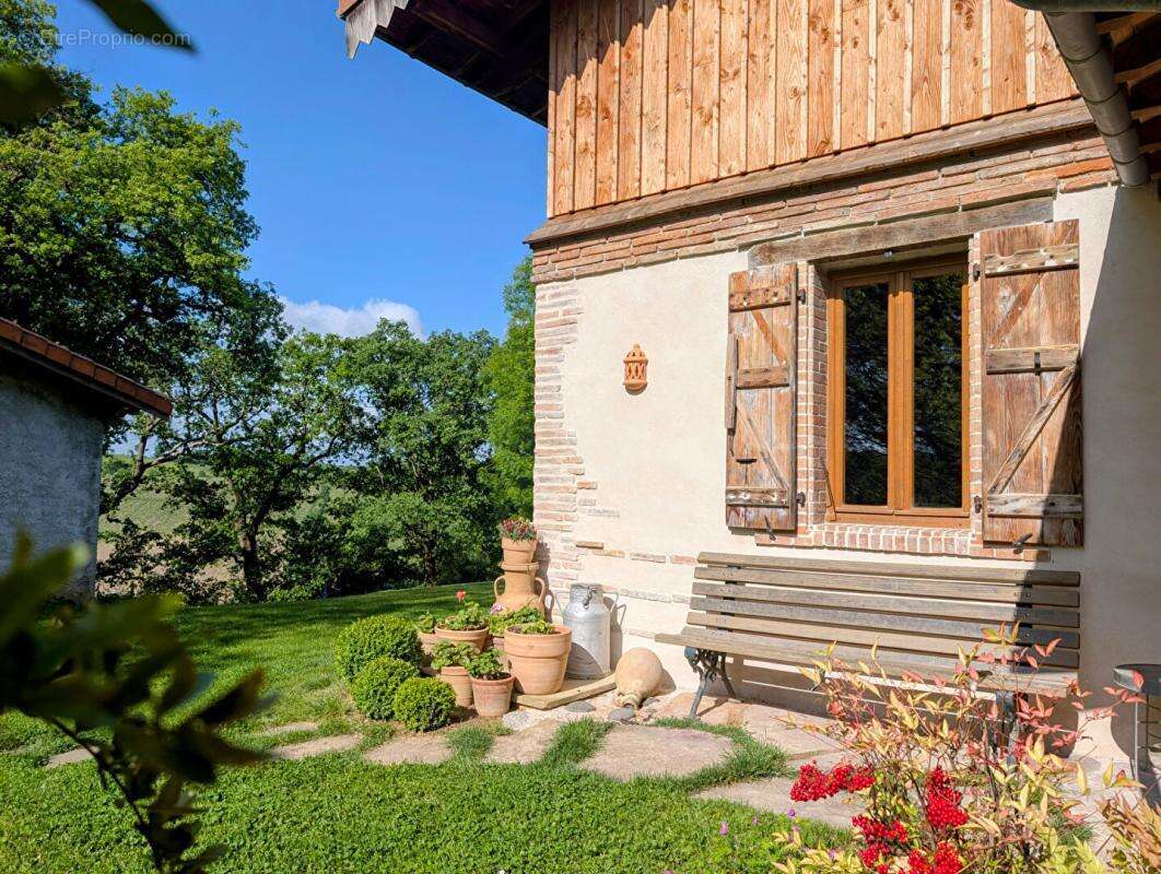 Maison du 18ème rénovée de 235 m2 avec dépendances sur terrain de 7468 m² - photo 3