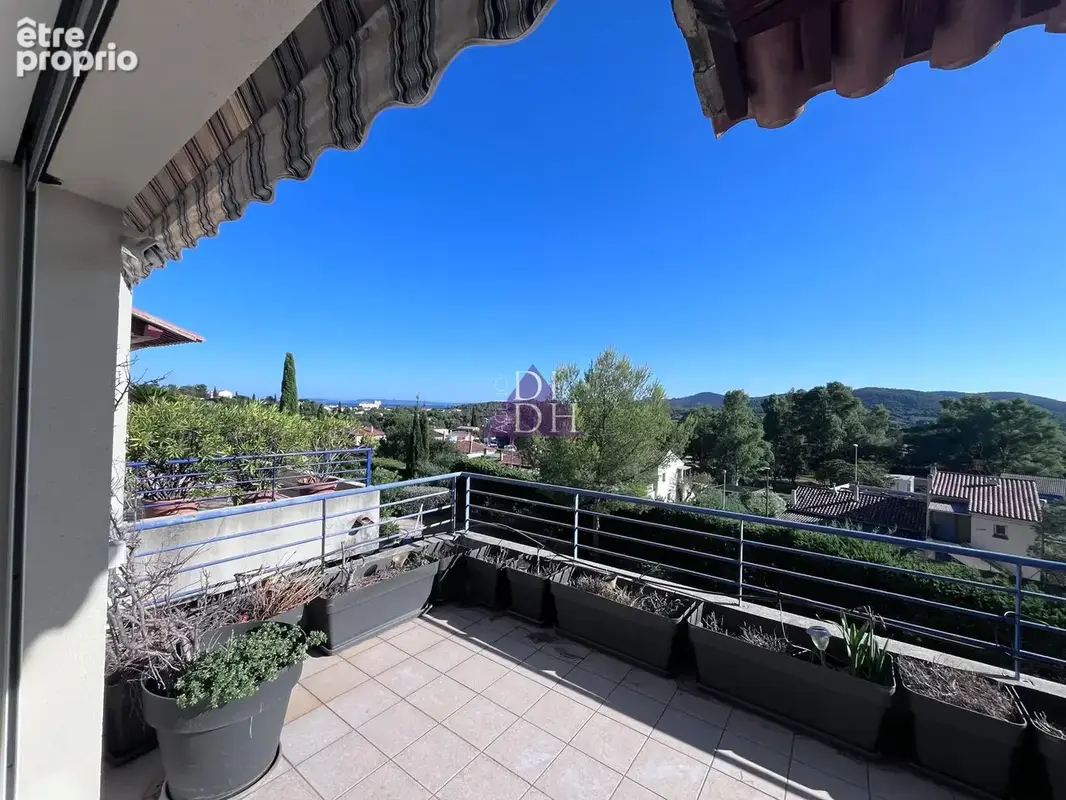 Vue mer pour ce 3 pièces en dernier étage avec vaste terrasse, garage et cave - photo 1