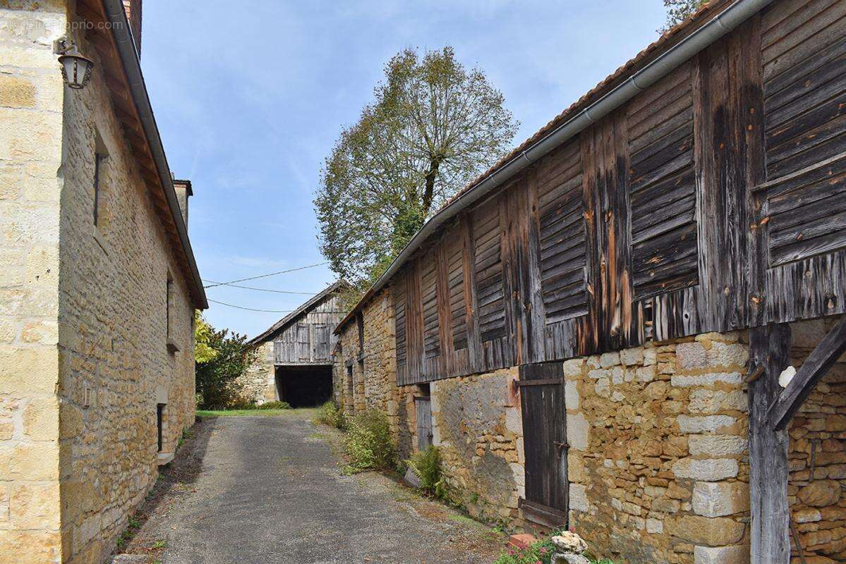 Corps de ferme Coly Saint Amand 6 pièce(s) 111 m2 - photo 9