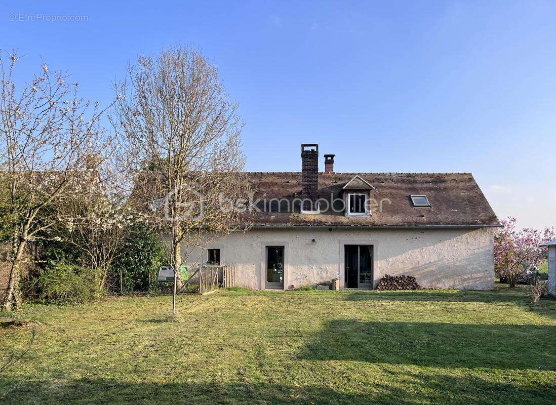 Charme de l'ancien et cadre de vie exceptionnel - Maison d’environ 170 m² avec jardin sur 1350 m² - photo 4