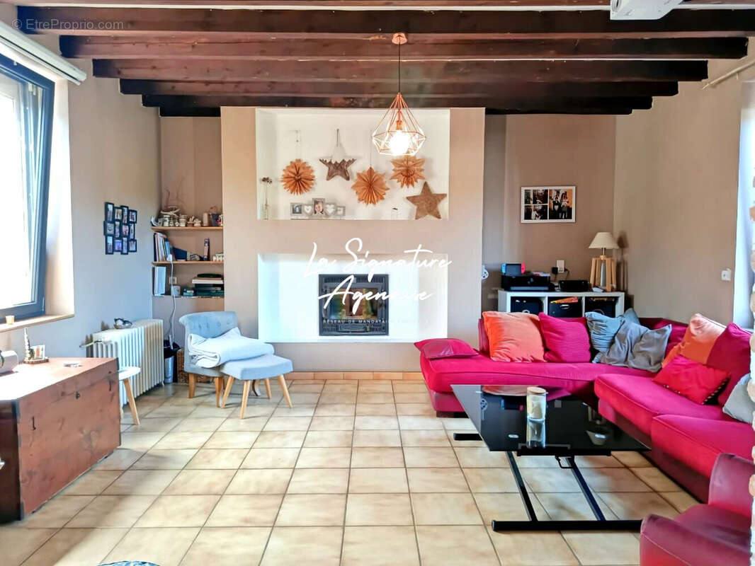 Maison 178 m² à Saint-Hilaire-De-Lusignan  - photo 2