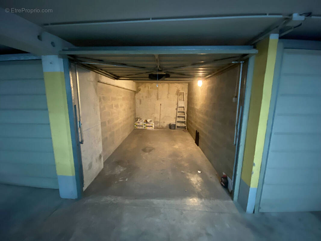 Parking à PARIS-3E