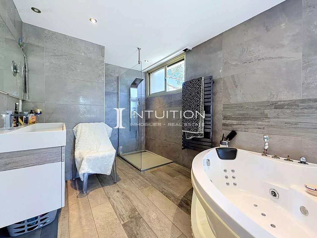 Cannes - Bénéfiat : Appartement 4 pièces traversant avec terrasses - photo 16