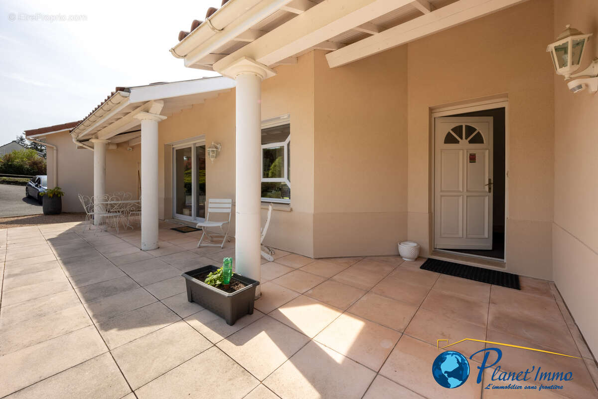 Maison à SAINT-BONNET-LES-OULES