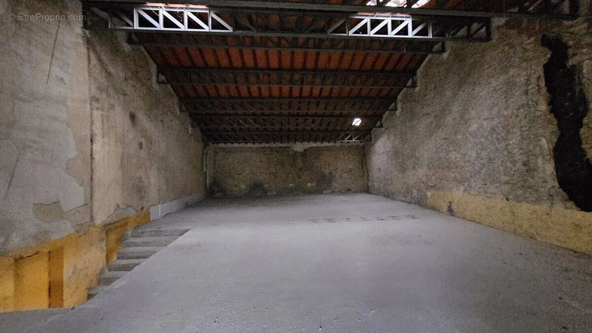 Commerce à LEZIGNAN-CORBIERES