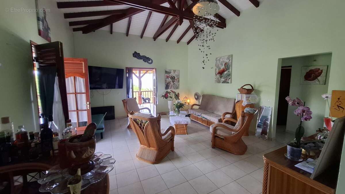 A VENDRE : Villa 2 T2 et 1 T4 (Vieux Habitants - 97119) - photo 3