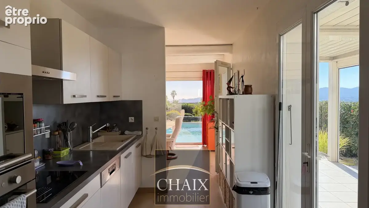 Villa lumineuse avec vue dégagée et piscine. - photo 8