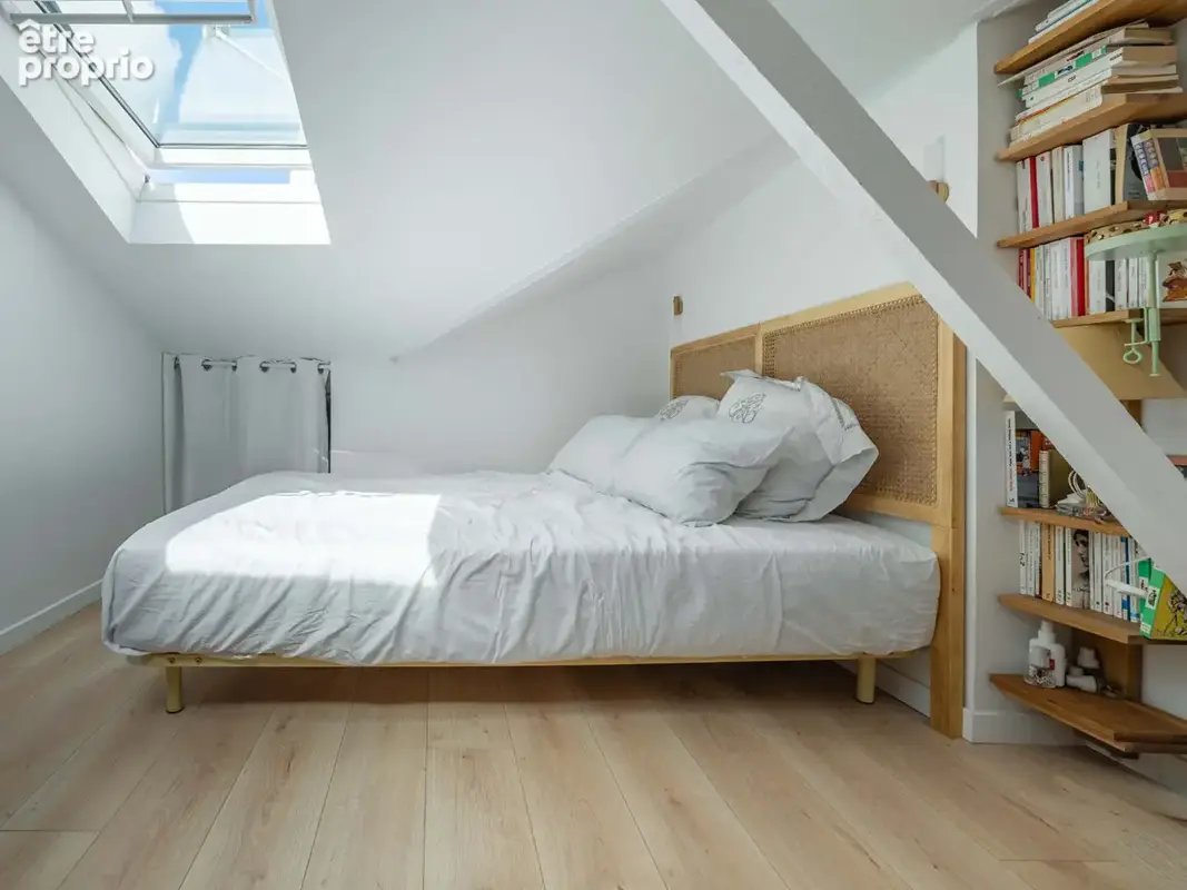 Comme une petite maison sous les toits  Triplex de caractère avec cheminée - photo 8