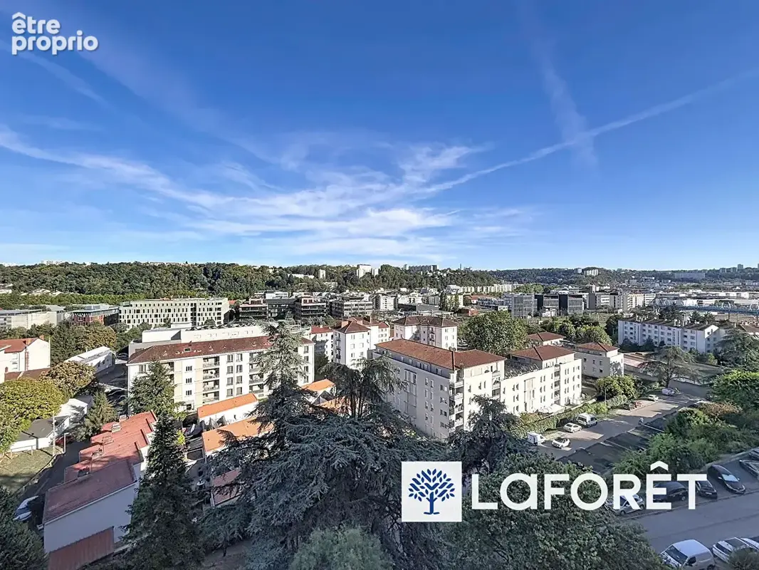 Lyon 9, Rue de Saint-Cyr T4 lumineux avec vue dégagée 3 chambres, Métro et commerces à pied - photo 2