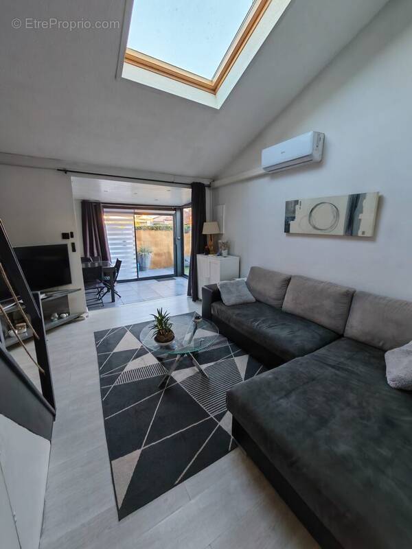 Maison à VIC-LA-GARDIOLE