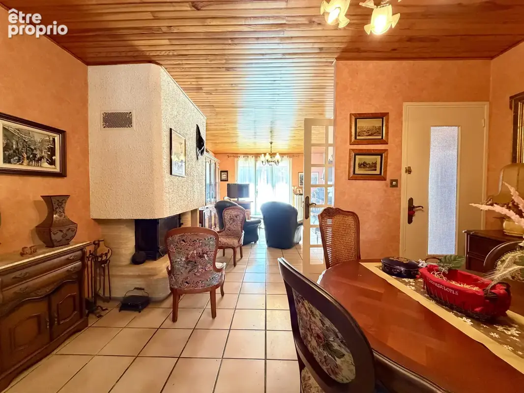 Maison traditionnelle sur deux niveaux avec garage et jardin - photo 6