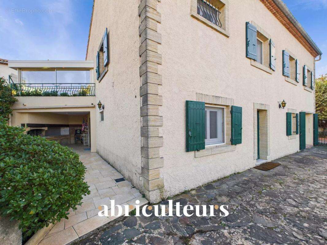 Maison à LA ROQUE-D&#039;ANTHERON