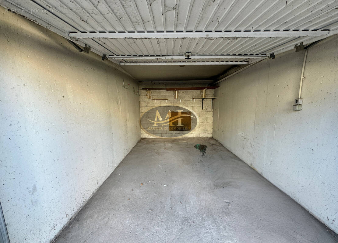 Parking à PORT-DE-BOUC
