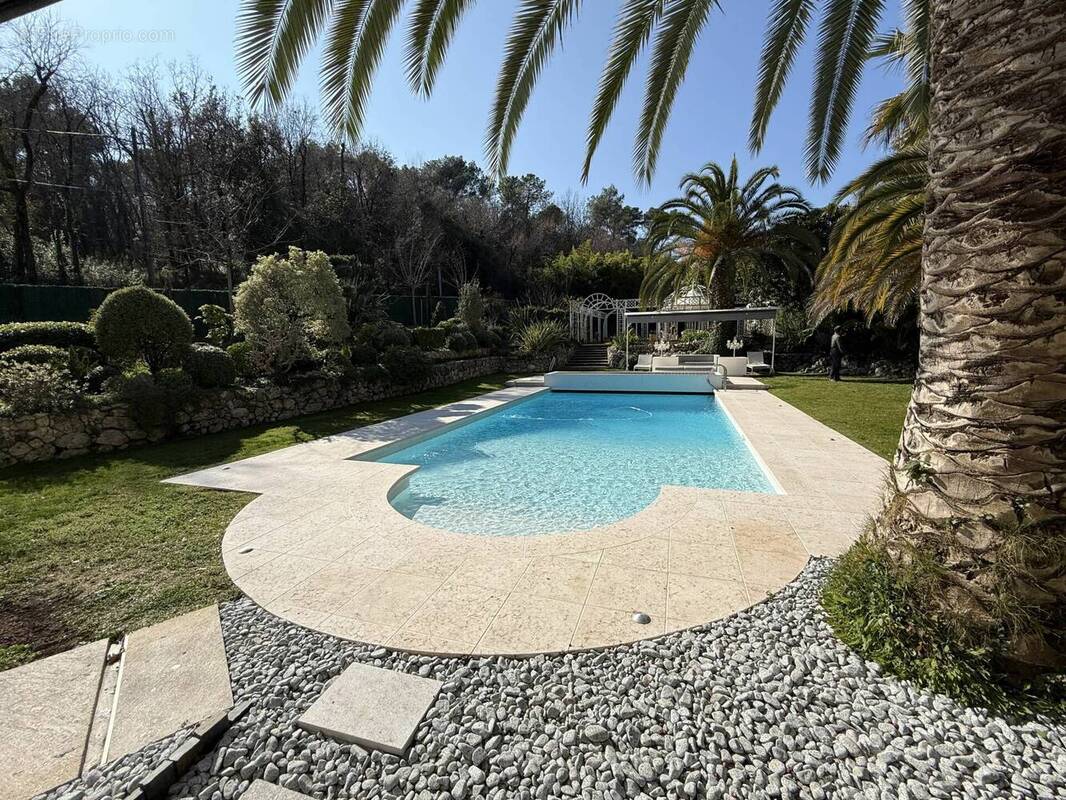 Maison à ROQUEFORT-LES-PINS