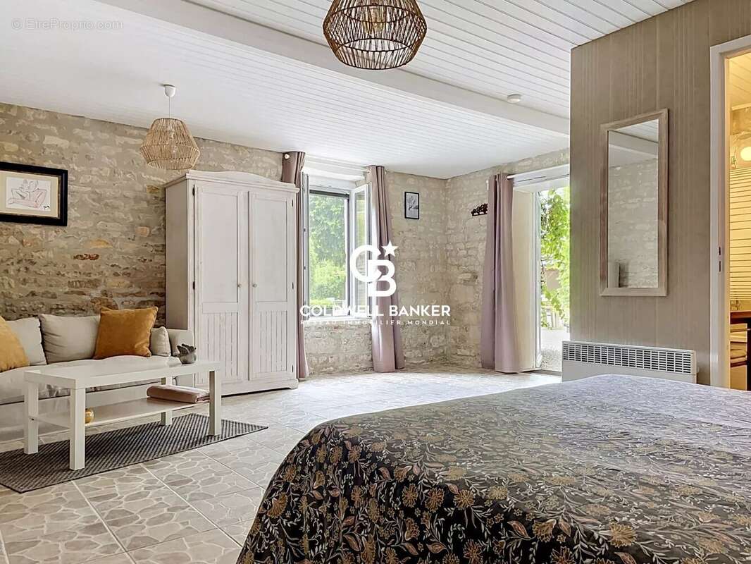 Maison familiale de belles prestations avec jardin et piscine à Aumagne - photo 4