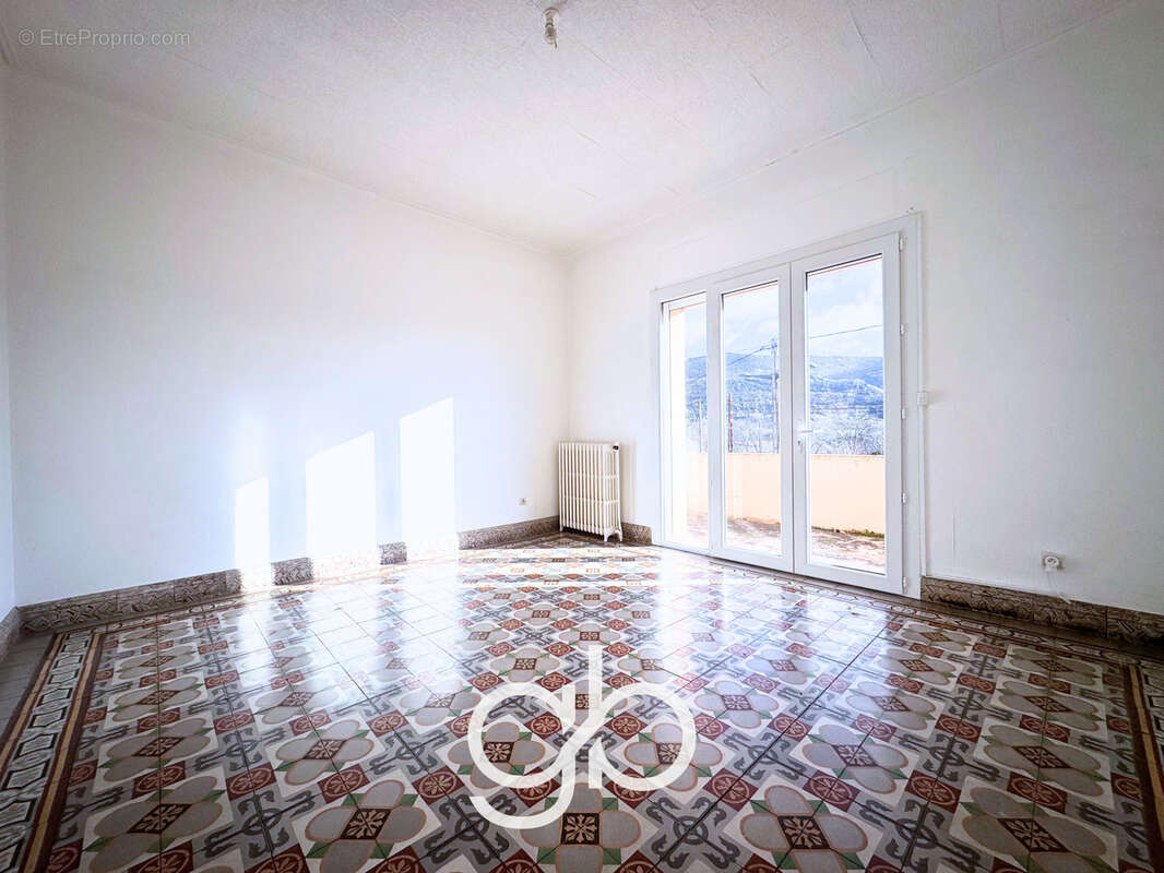 Immeuble de rapport 2 t4 + 7 garages   le bousquet-d'orb 34260 - photo 8