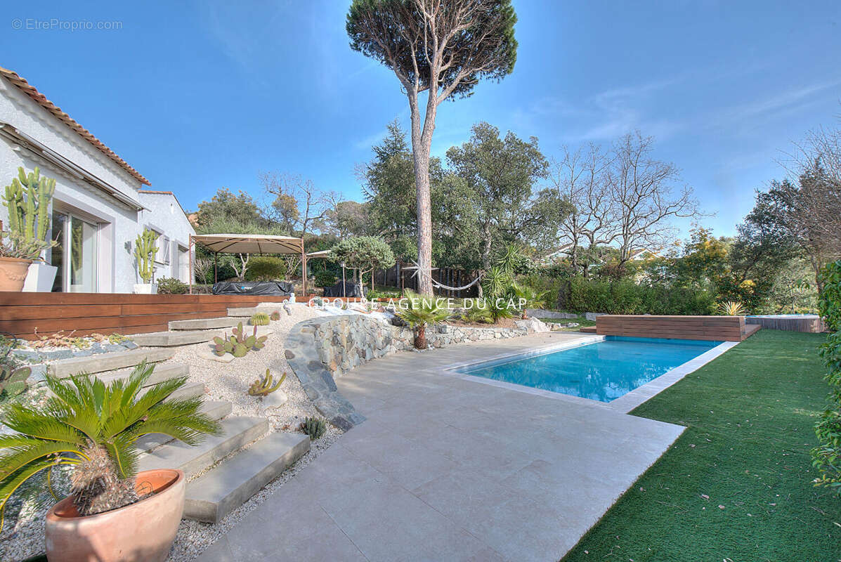 EXCLUSIVITÉ ! Fréjus Valescure, VILLA 7 pièces, 4 chambres, bureau, piscine, terrain de 1980m² - photo 3
