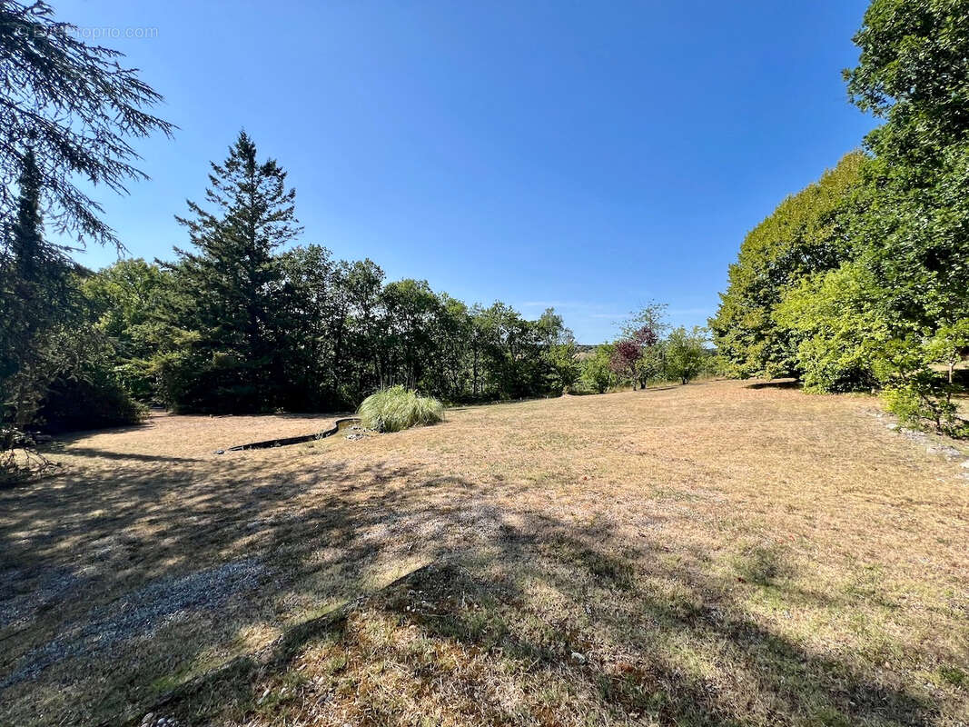 À quelques minutes du centre de Laroque-Timbaut, venez découvrir cet ensemble immobilier  d'environ 150 m² avec gîte et piscine, - photo 14