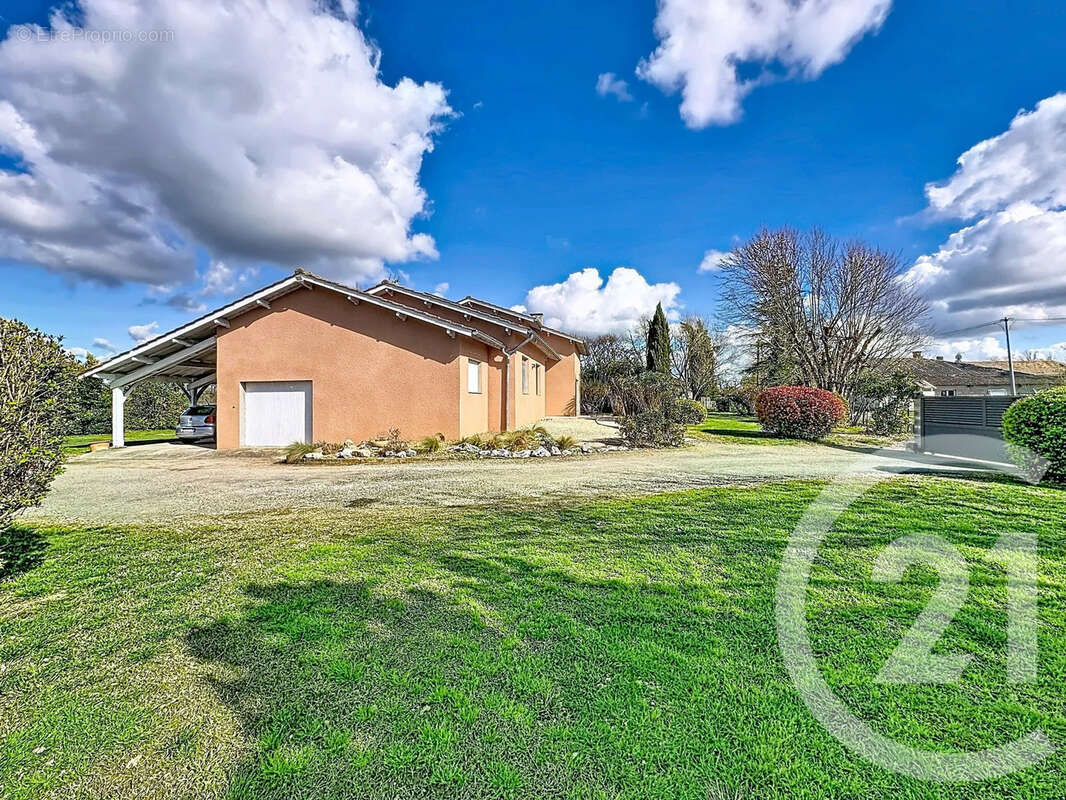 Maison à SAINT-ETIENNE-DE-TULMONT