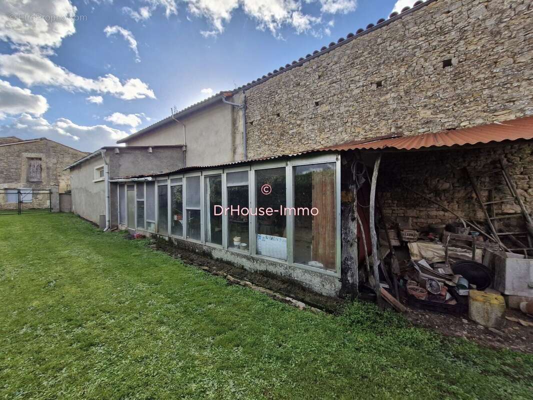 Maison à SAINTE-NEOMAYE