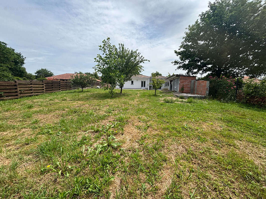 Maison à YGOS-SAINT-SATURNIN