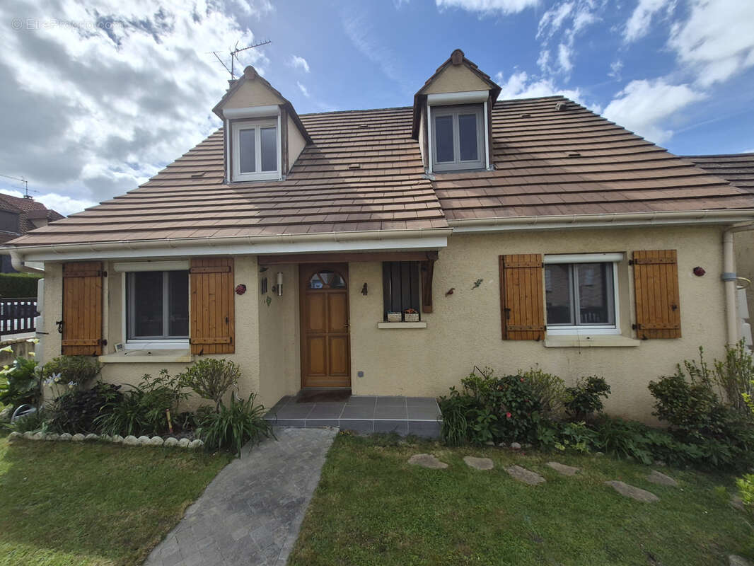 Maison à LA QUEUE-LES-YVELINES