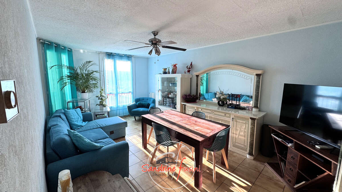 Appartement à CARROS