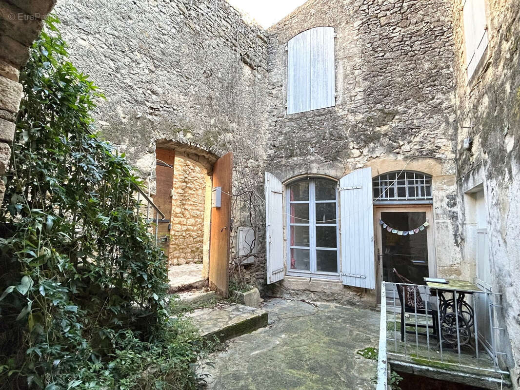 Maison à LA ROQUE-SUR-CEZE