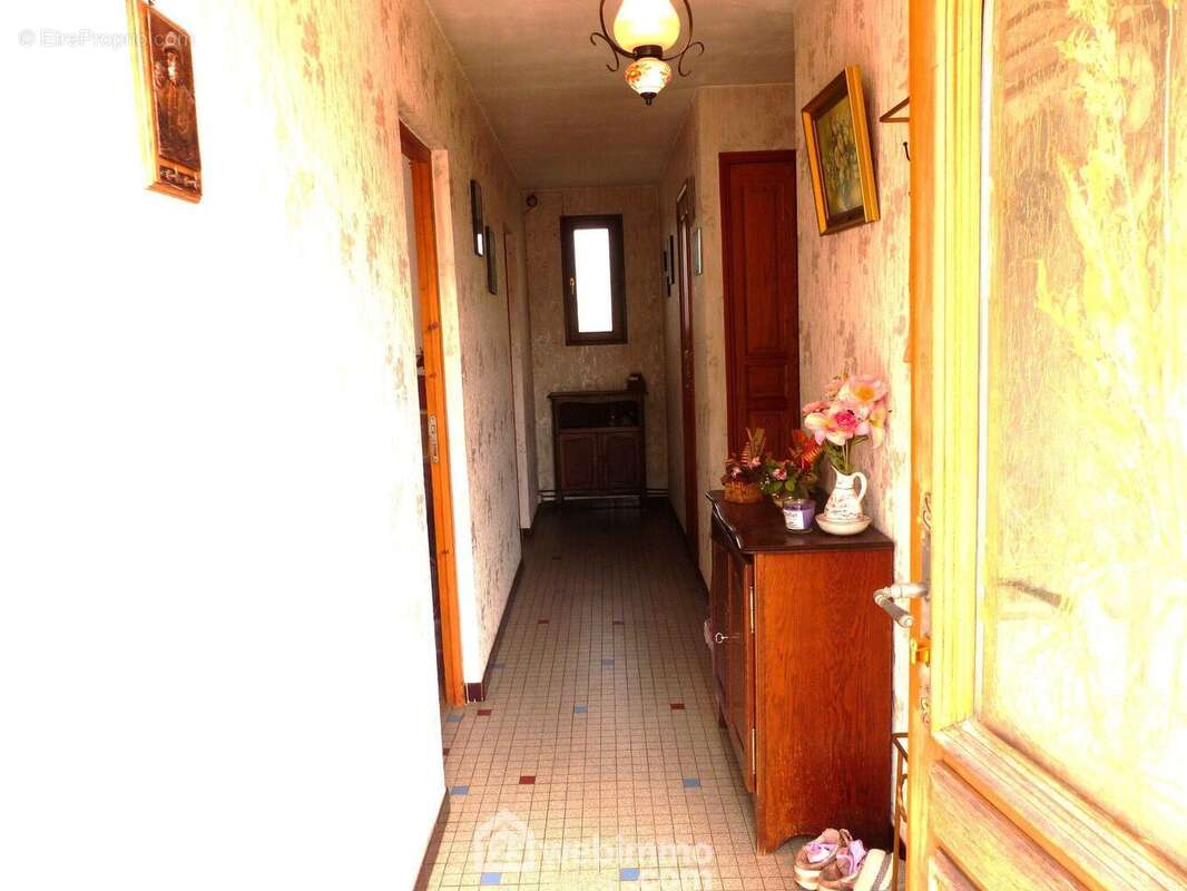 Hall d'entrée et couloir avec rangements. - Maison à FONTAINE-LE-BOURG